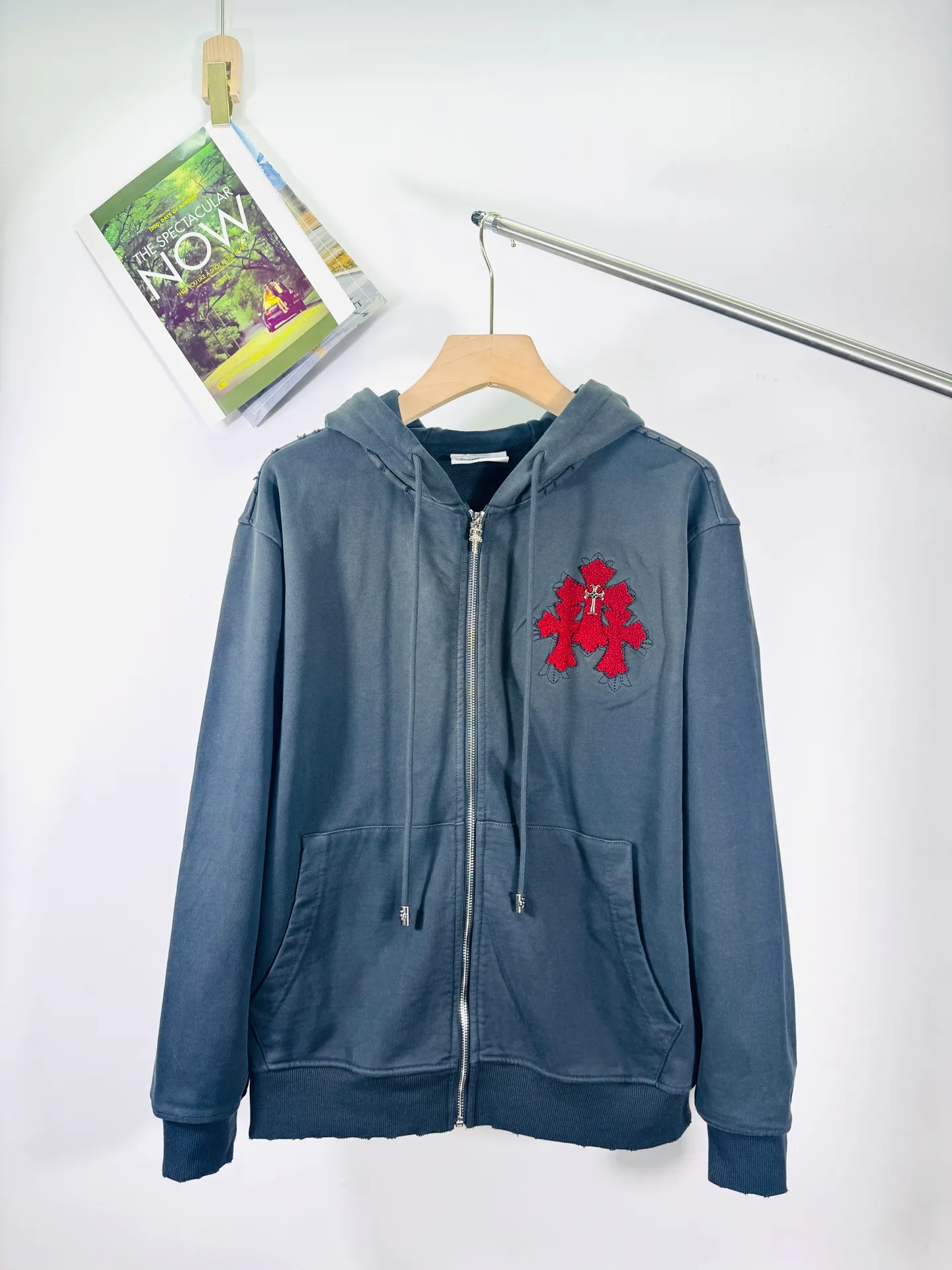P380 top version, real shot without P, ​​different from market currency) 𝗖𝗵𝗿𝗼𝗺𝗲 𝗛𝗲𝗮𝗿𝘁𝘀/Cro Heart 2025 washed and burned flower patch embroidered autumn and winter new original single counter American patchwork 3D three-dimensional couple casual hooded cardigan sweatshirt 👑The highest version! Customized fabric 550g tripe terry fabric! American acid-washed and distressed original fabric, laser burning + leather embroidery, exquisite embroidery of letters! The best-selling model in the counter, very comfortable to wear. Accessories: original molded and authenticated collar label➕100% silk wash label. Genuine purchase-grade original hangtag➕matching hanging rope➕3D hanging beads➕original packaging bag. Craftsmanship: The original version has consistent wiring! The highest version of the armhole matching technique! Color: Gray Size: S M L XL Style No.: 6107